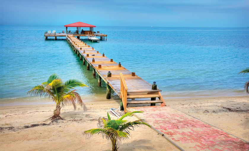 Een pier in de zee van Belize