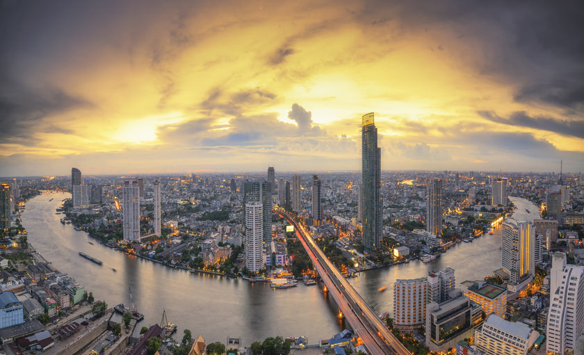 Een brug over een rivier in Bangkok