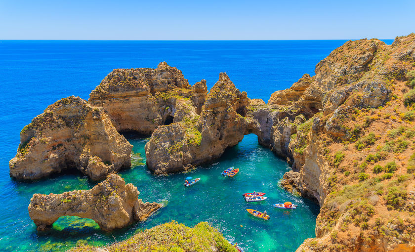 Bootjes in de zee van de Algarve