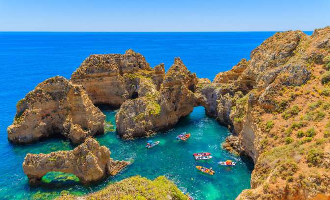 Bootjes in de zee van de Algarve