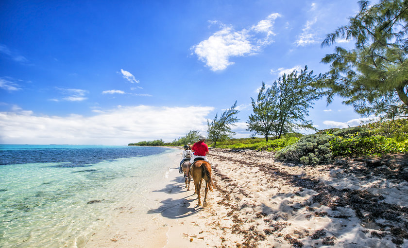 Paardrijden op een strand op Grand Cayman