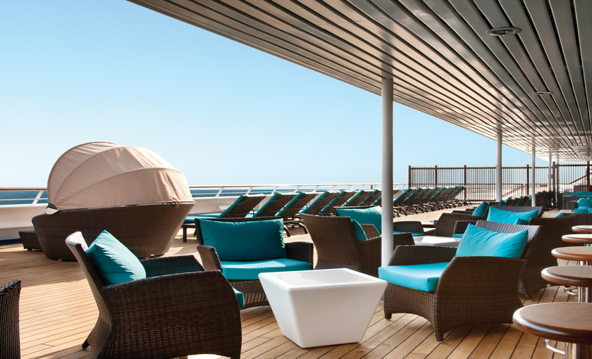 Lounge op het dek van Carnival Liberty