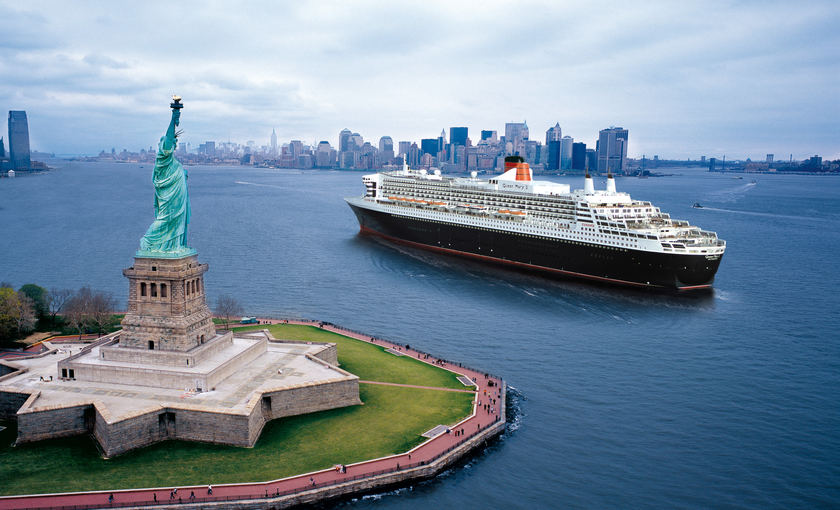 Schip van rederij Cunard Line op zee