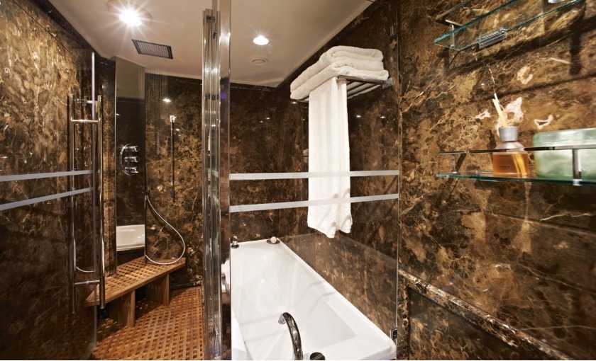 Badkamer van een suite op cruise Silver Cloud