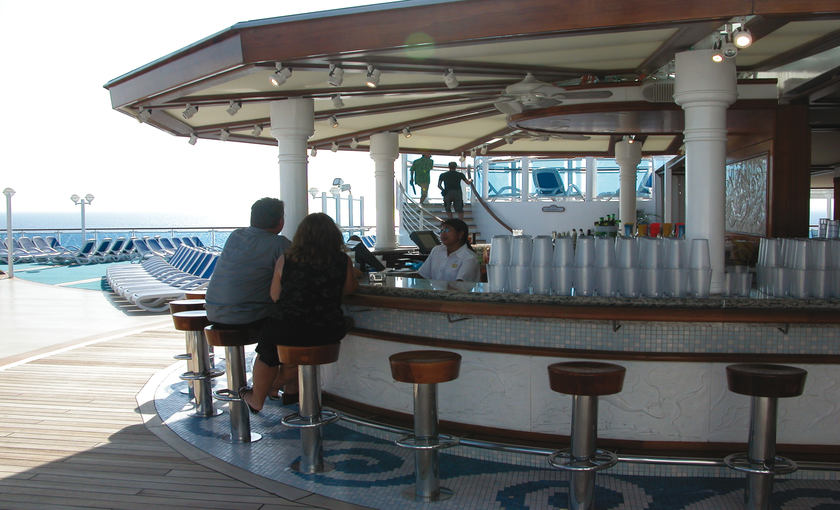 Een bar op het buitendek op de Caribbean Princess van Princess Cruises