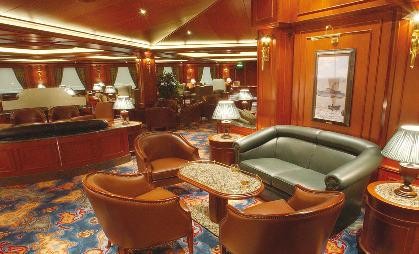 Een lounge op de Sapphire Princess van Princess Cruises