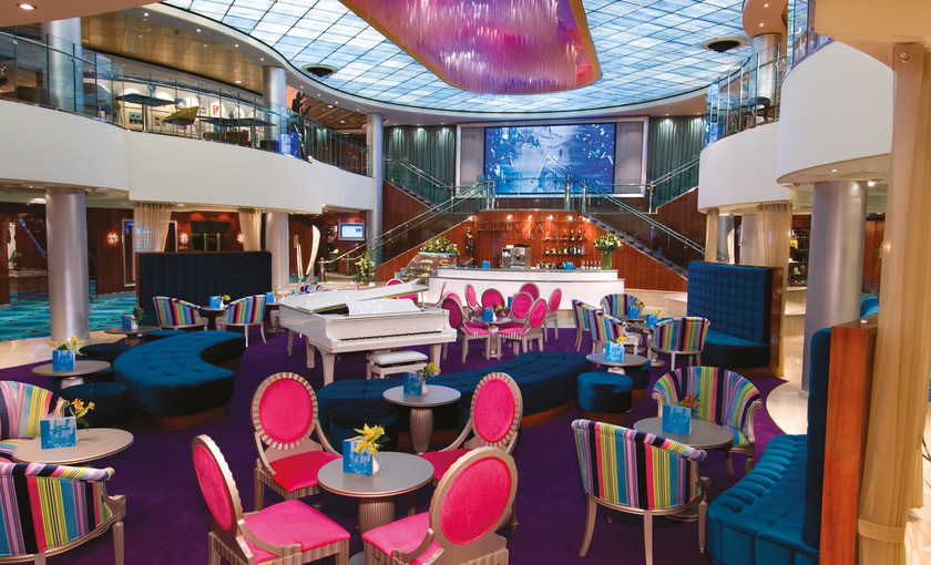 Een bar met een vleugel op de Norwegian Jewel van NCL