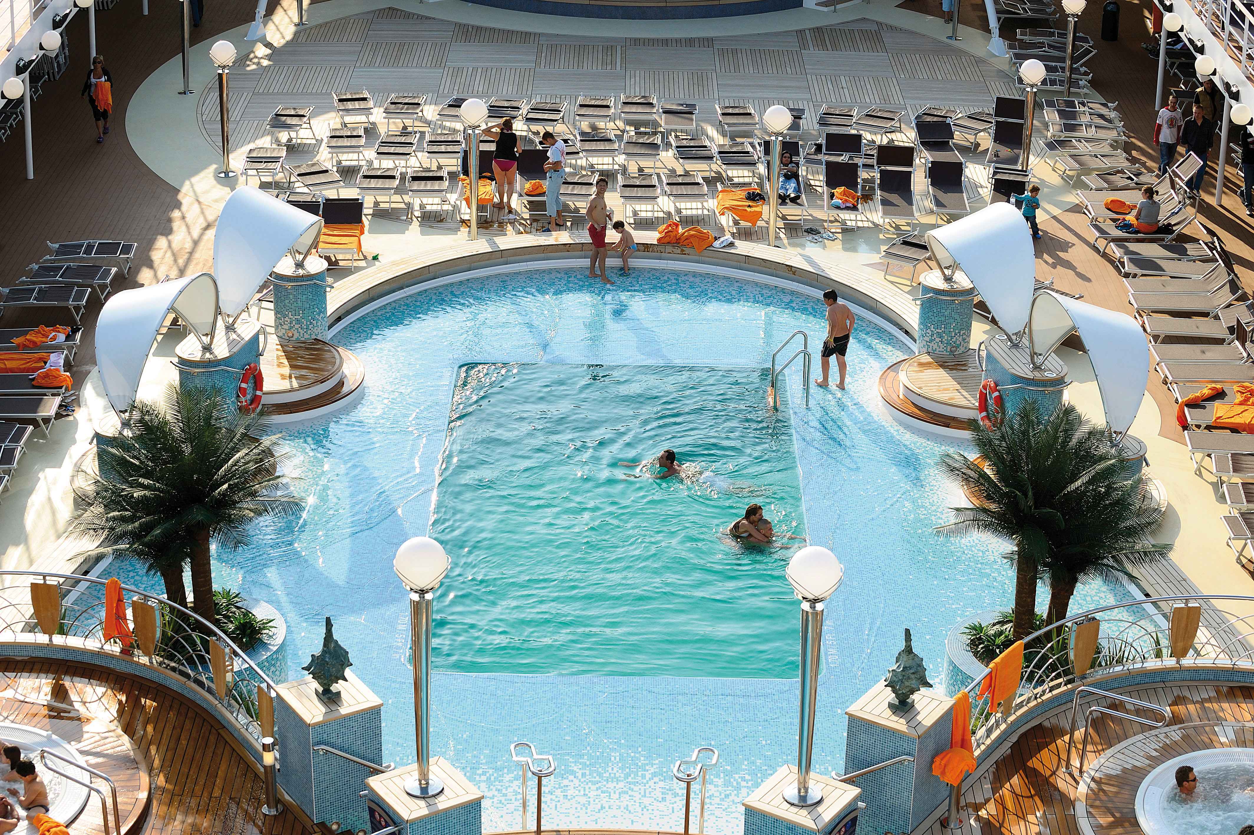 Het zwembad op de MSC Poesia