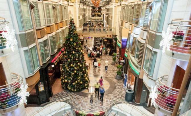 De promenade rond de kersttijd op de independence of the seas