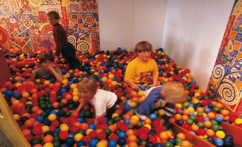 Kinderen in de ballenbak op de Nordkapp van Hurtigruten