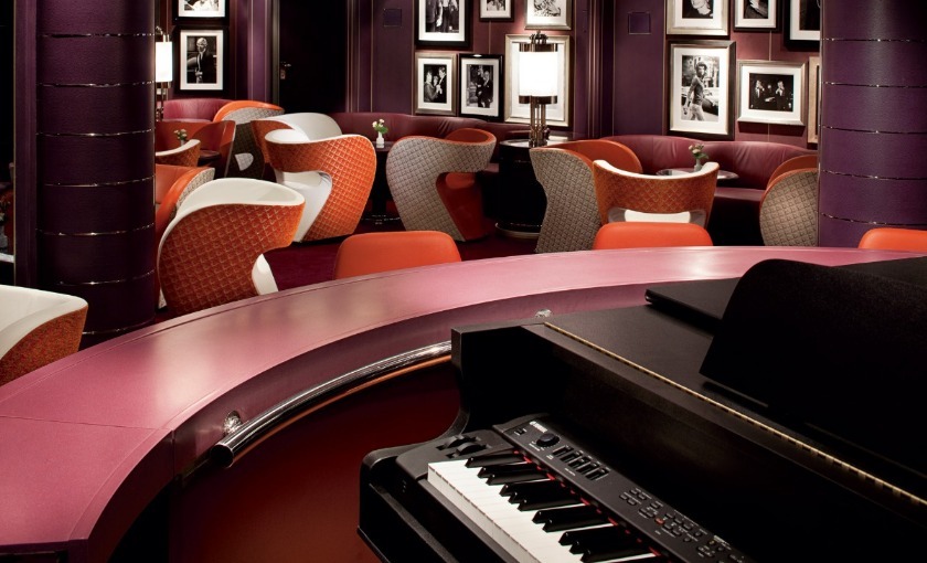 Piano bar op de MS Nieuw Amsterdam