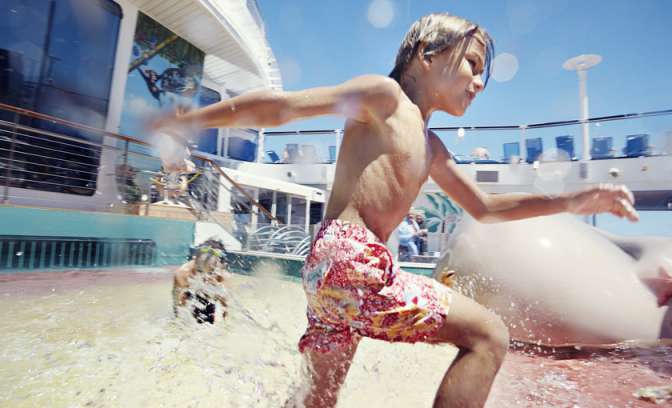 een kind in een zwembad op de Allure of the Seas