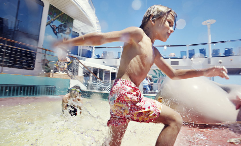 een kind in een zwembad op de Allure of the Seas