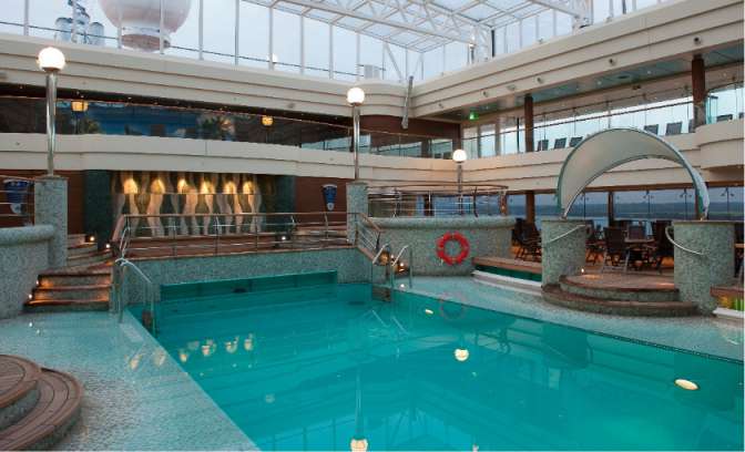 Een binnenzwembad op de MSC magnifica