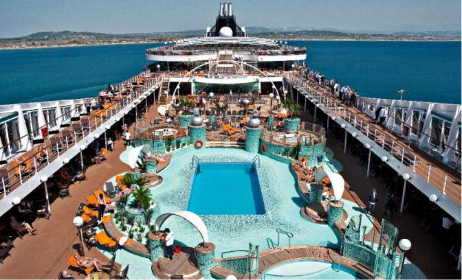 Een zwembad op de MSC Magnifica