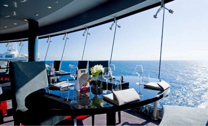 Een dinner tafel met zeezicht op de MSC Divina