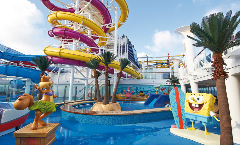 Een zwembad in spongebob thema op de Norwegian Breakaway van NCL