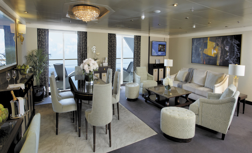 Seven Seas Navigator master suite met diner area
