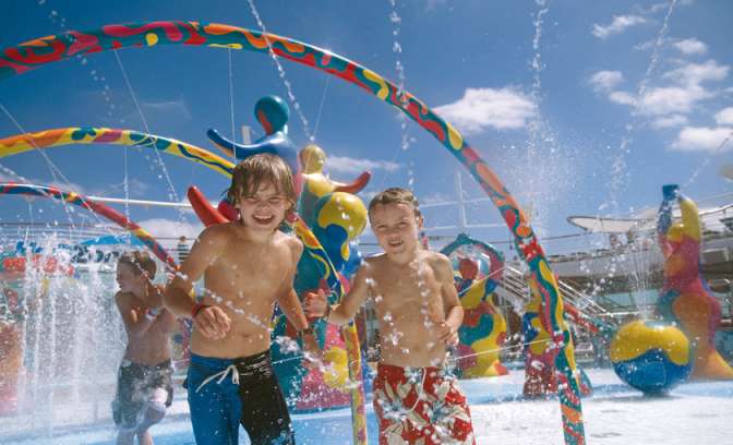 Kinderen in de H2O zone op de ovation of the seas