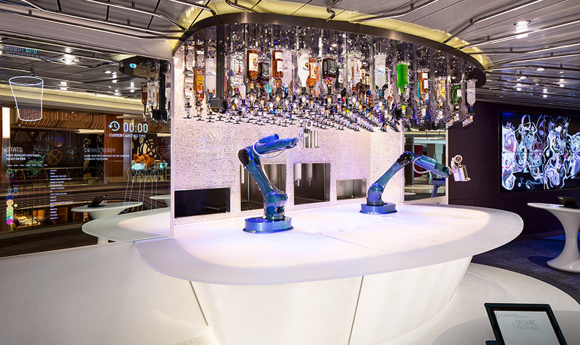 Bionic cocktailbar - Robotarmen maken op uw cocktail op de Symphony of the Seas