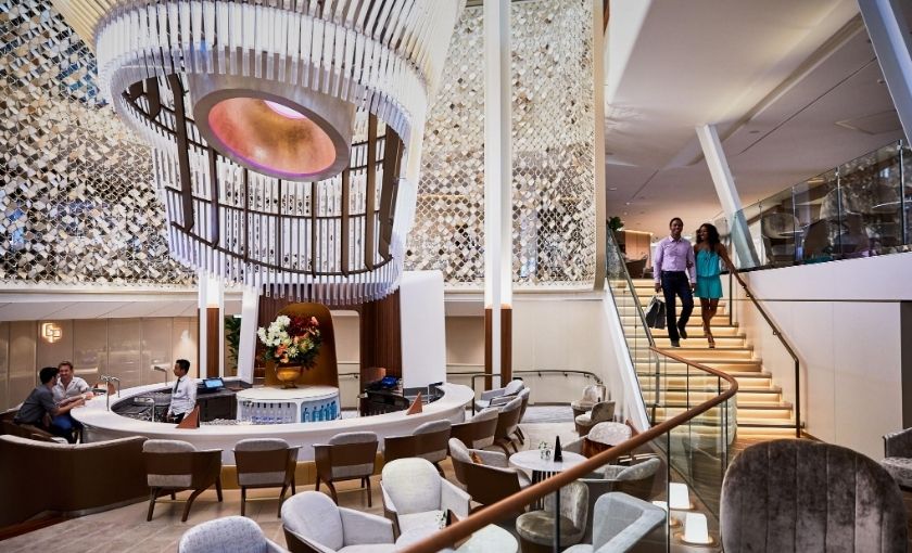 Celebrity Apex martini bar en Grand Plaza
