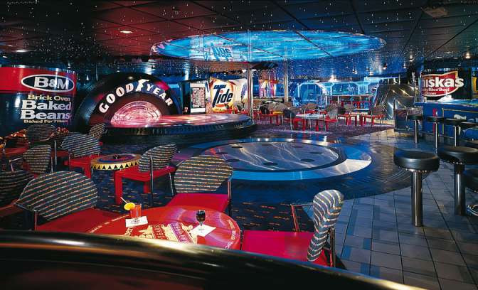 Lounge aan boord bij Carnival Fantasy 