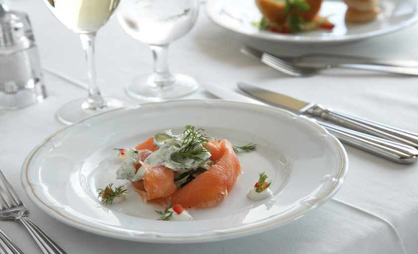 Zalm op bord bij het restaurant van cruiseschip Celebrity Summit