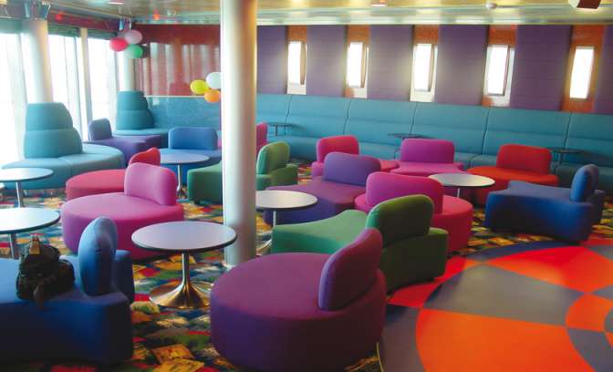 EEn kleurrijke lounge op de Diamond Princess van Princess Cruises