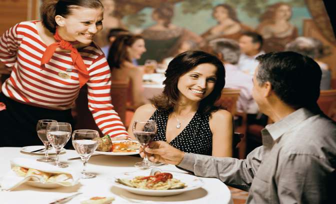 Een serveerster brengt eten op de Diamond Princess van Princess Cruises