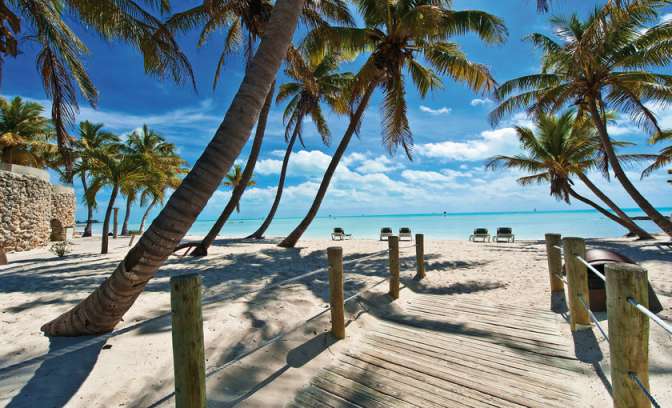 Houten planken in de richting van het strand bij Key West